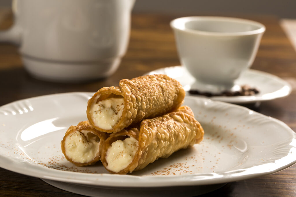 Cannoli sicilianos recheados com creme tradicional