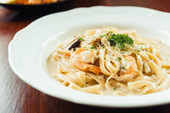 Fettuccine Alfredo cremoso com camarão e salsa fresca