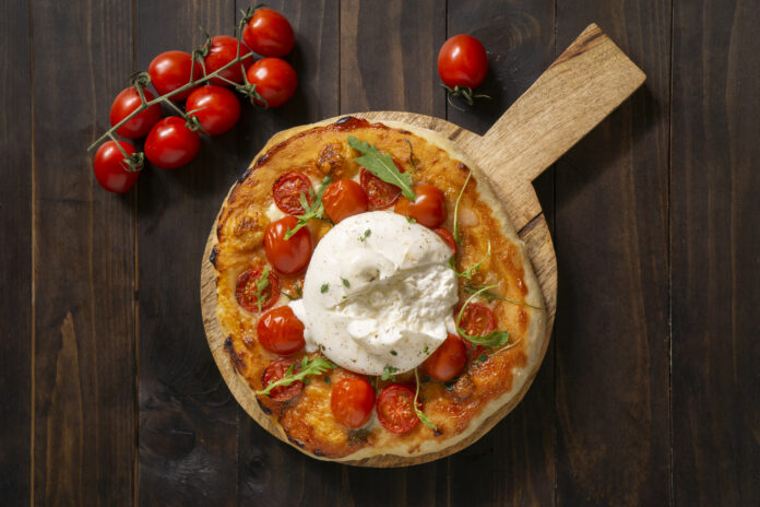 Pizza napolitana com tomates cereja, rúcula e mussarela de búfala