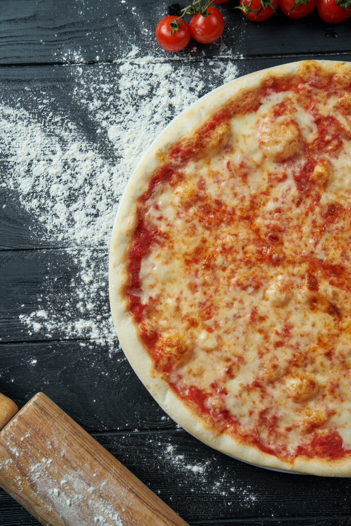 Pizza napolitana margherita com molho de tomate e queijo derretido