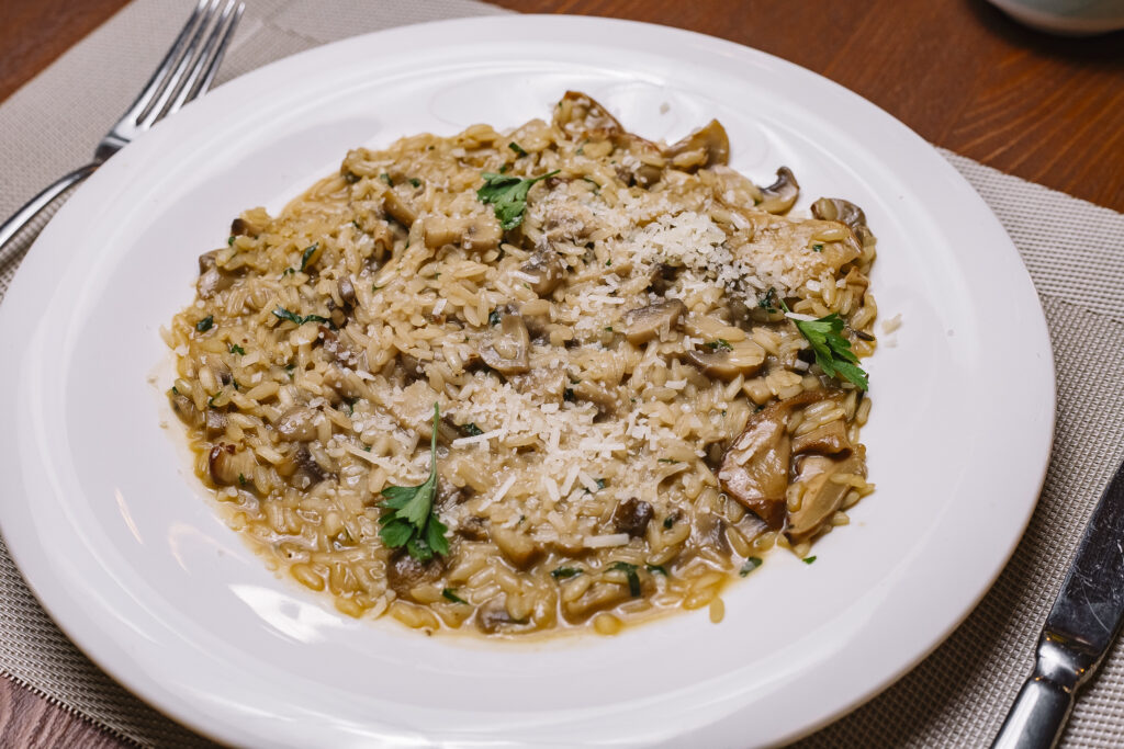 Risoto de funghi cremoso com cogumelos e queijo ralado