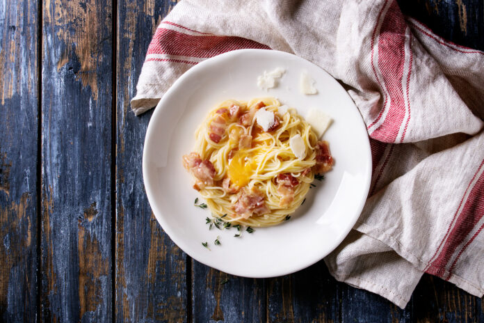 Prato de Spaghetti alla Carbonara tradicional italiano com guanciale e queijo Pecorino Romano