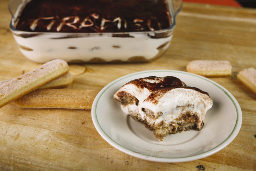 Tiramisu tradicional em porção individual com camada de cacau