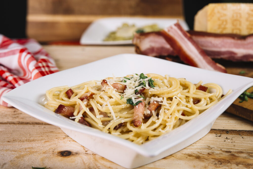 Prato de Spaghetti alla Carbonara tradicional com guanciale e queijo ralado